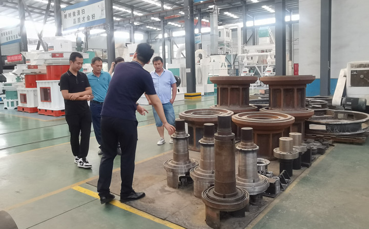 客戶(hù)參觀木屑顆粒機(jī)廠家的軸承